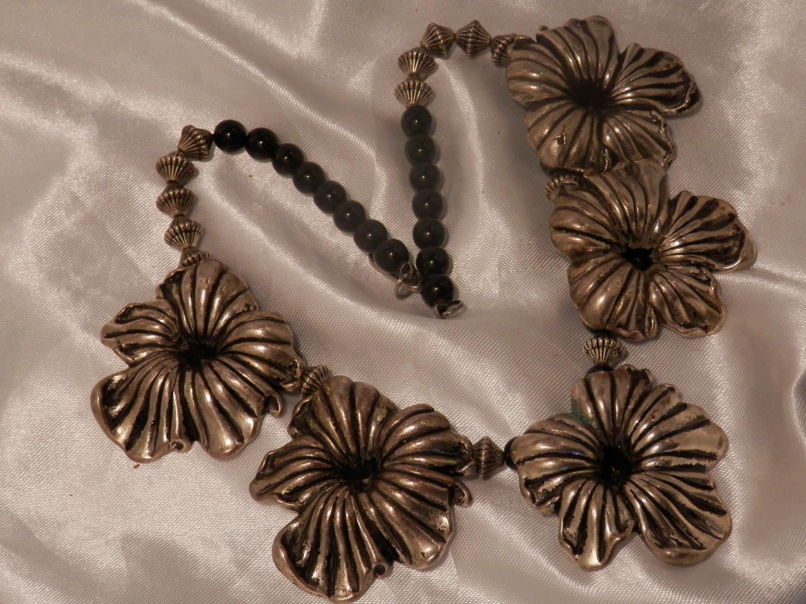 Very Good Looking Vintage 70’s Large Silver Tone Flower Black Bead Necklace 77D4