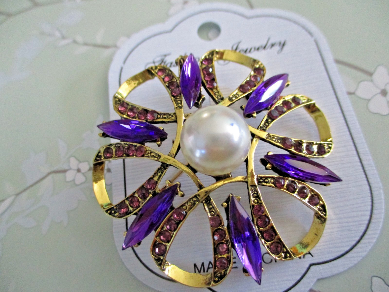 Beautiful Gold Tone Brooch with Purple Zircons and a Faux Pearl