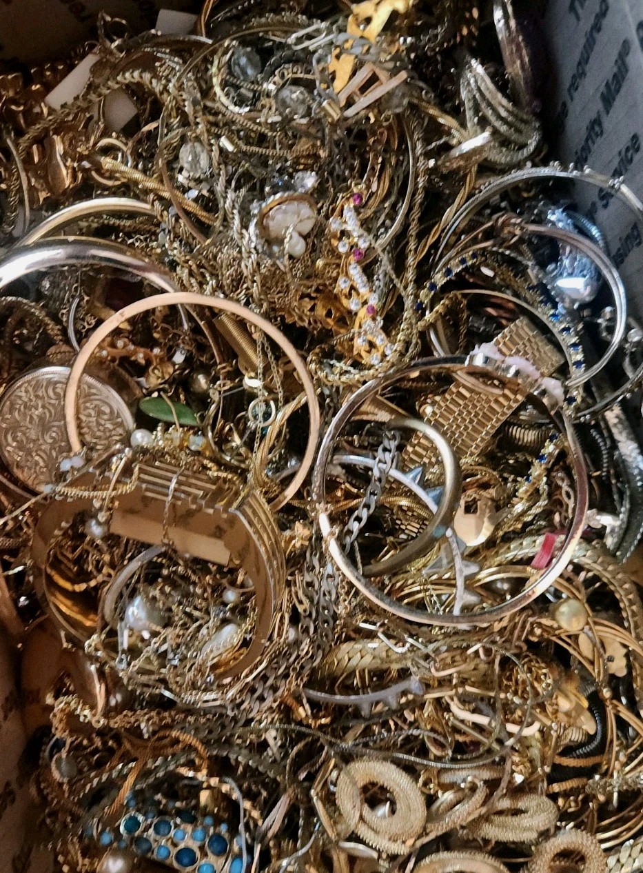 4 Pounds Jewelry Costume Vintage Mix LBS necklaces bracelets pins rings etc lbs