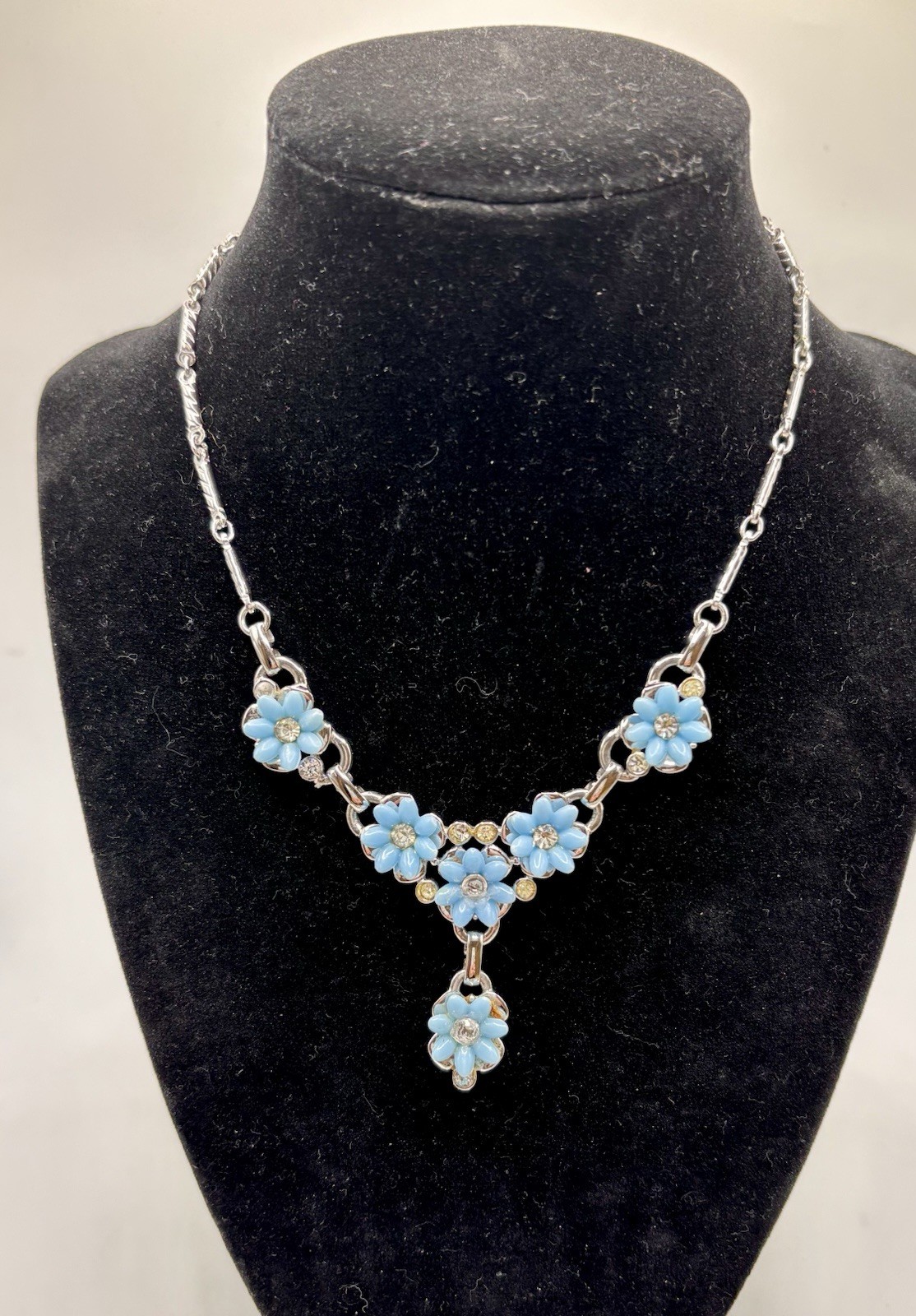 Vintage 1959 rhodium-plated necklace / blue thermoset flower and rhinestones