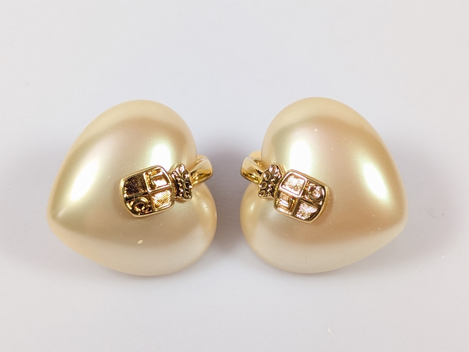 Vtg LC Liz Claiborne Shield Crest Puffy Heart Earrings Clip-On Gold Tone Pearl