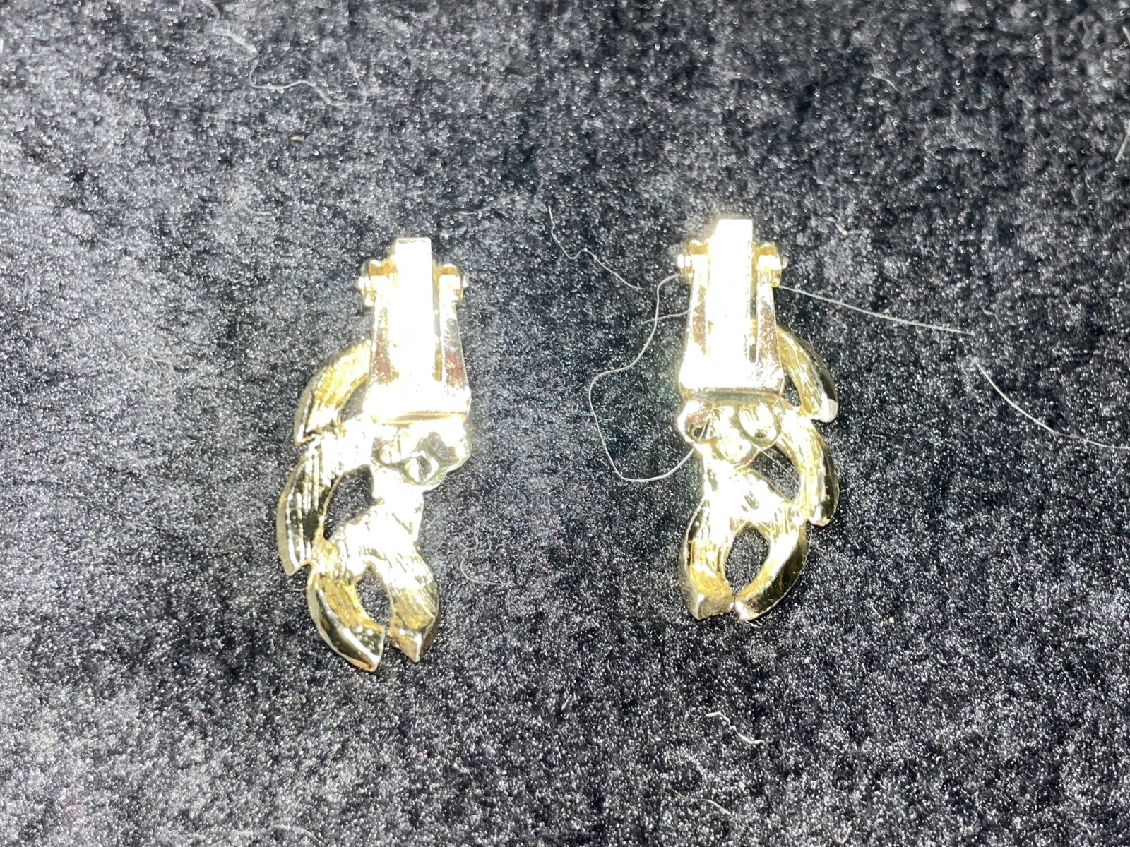 Vintage Gold Tone Leaf Swirl Clip On Earrings Textured Openwork 1960s