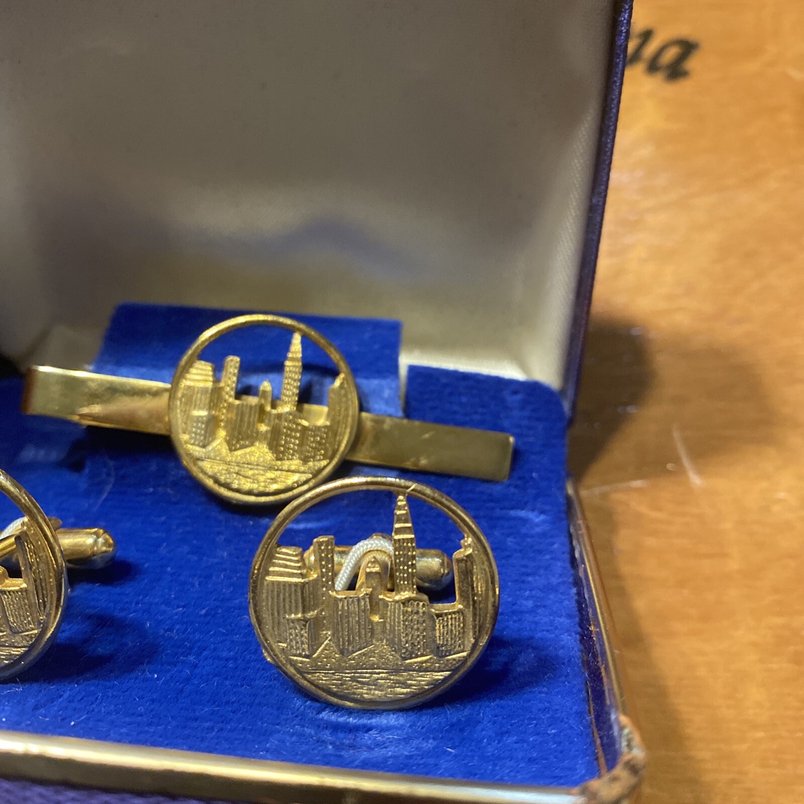 Vintage NYC Skyline Cufflinks Tie Bar Set New York City Gold Tone Skyscraper Box