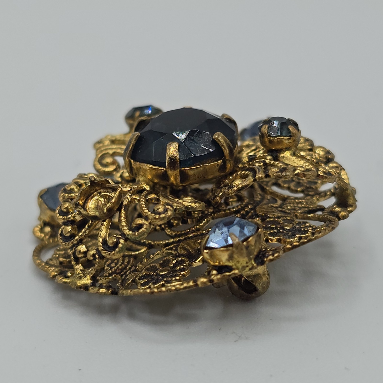 VTG Blue Glass Rhinestone Brooch Czechoslovakia Filigree Gold Tone 1-7/16″ READ