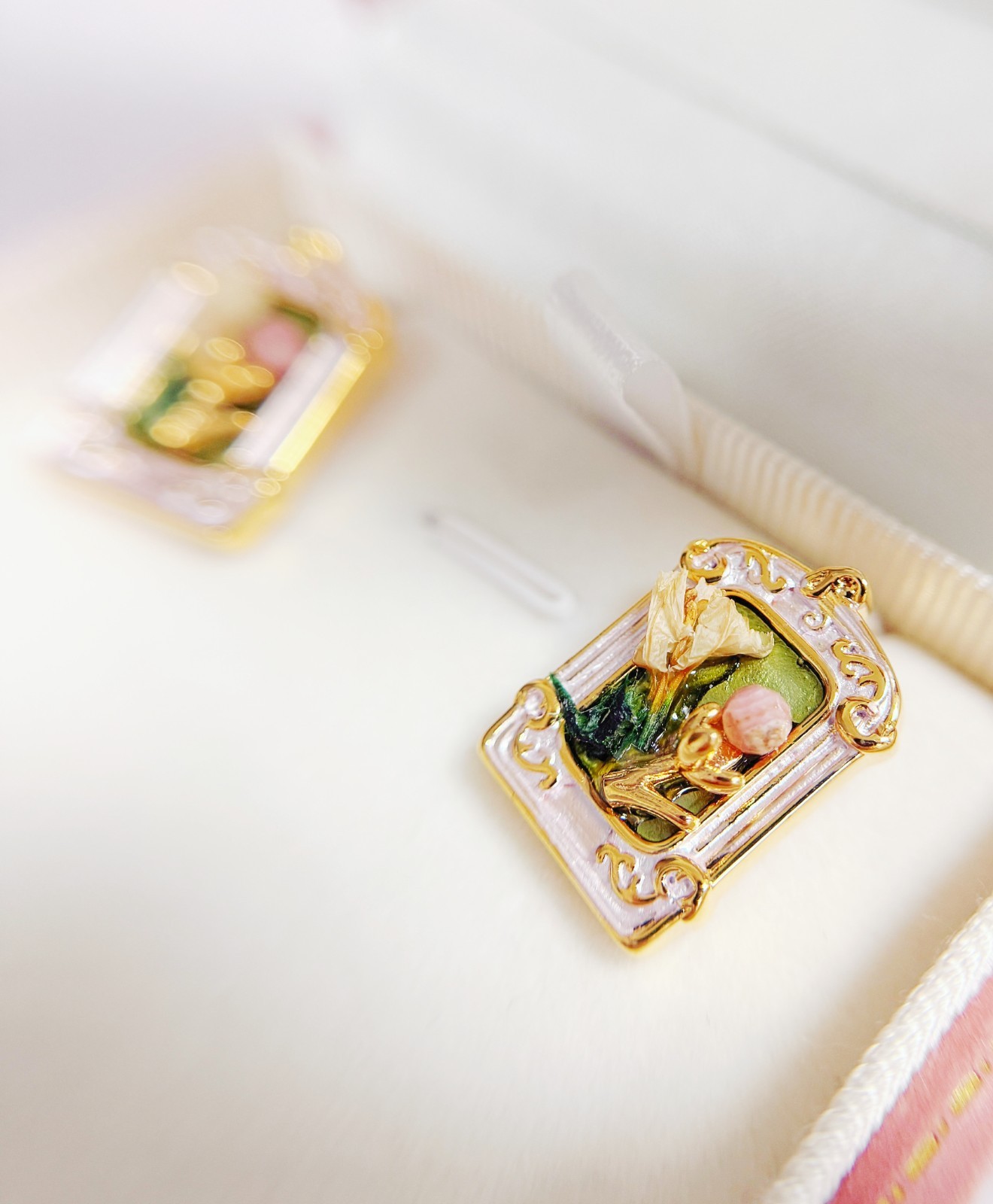 Vintage Floral Earrings, Flower stud earrings, gold stud earring, Frame earrings