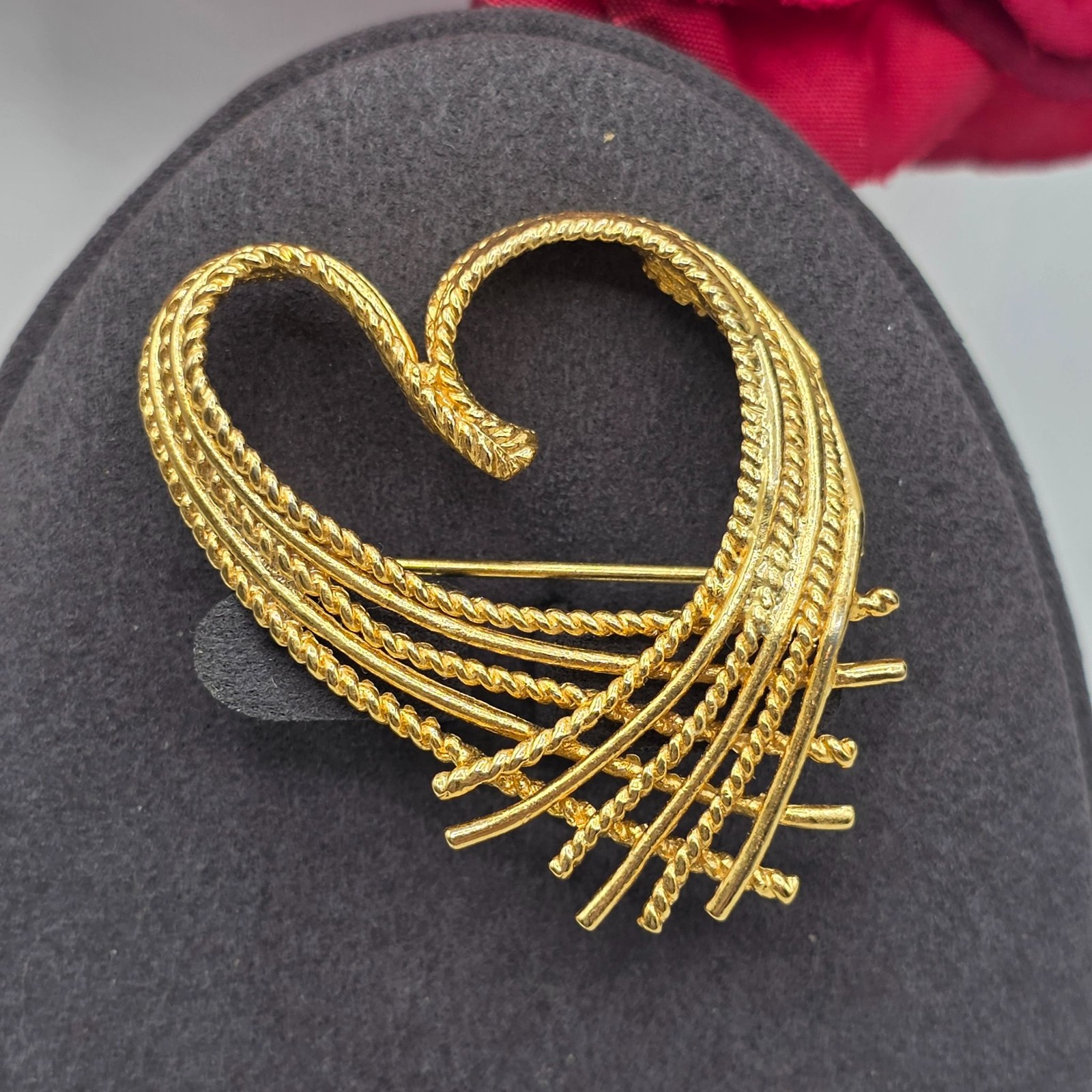 New View Brooch Gold Tone Heart Pin Designer Fashion Jewelry Textured Vintage