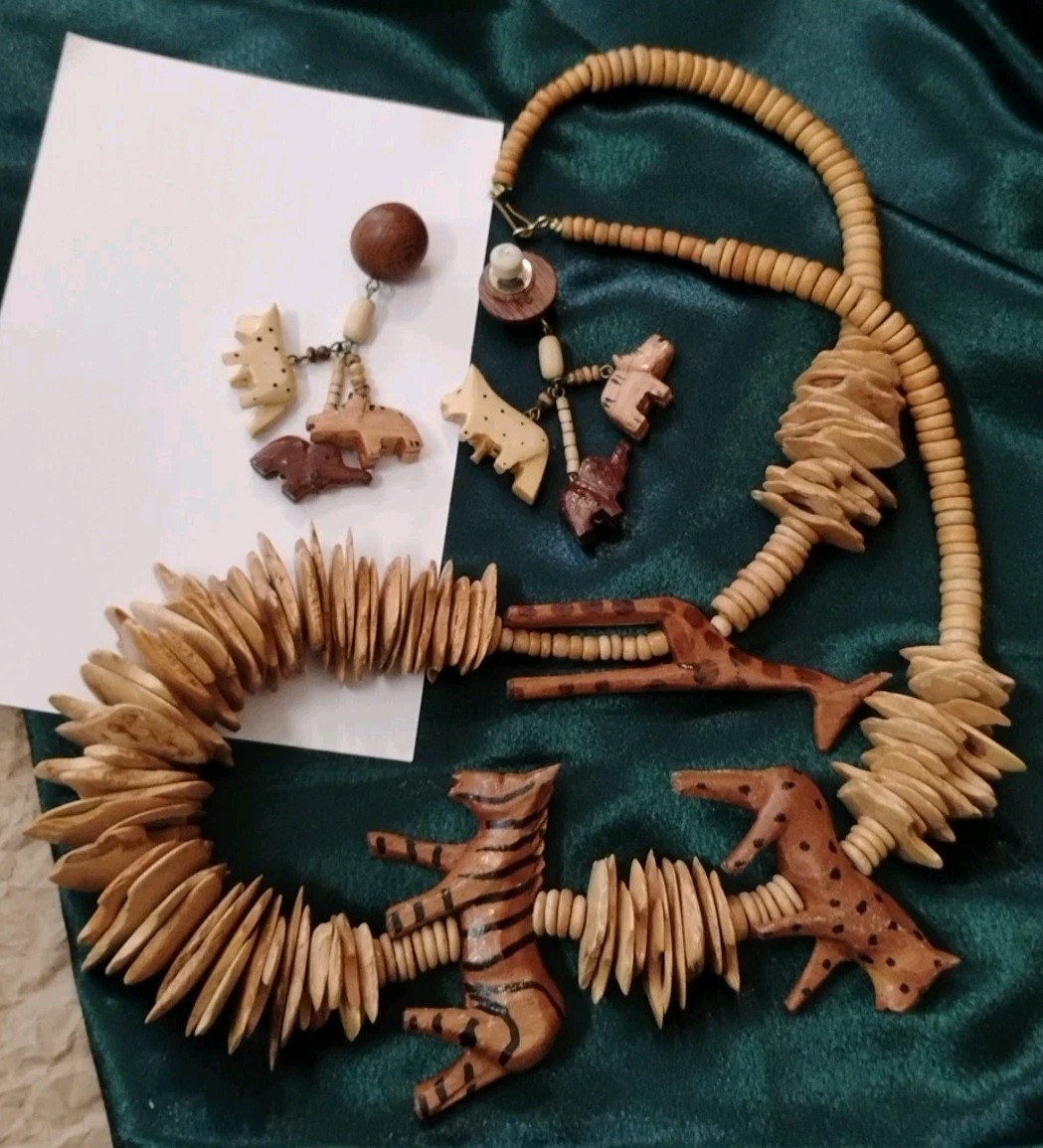 Vintage WOODEN Chip Beaded 28″ Necklace AND Earrings ft. Carved Animals!