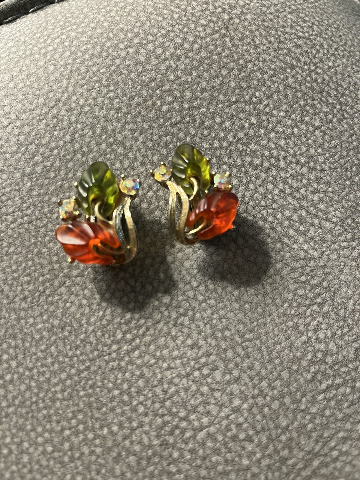 Vintage gold tone faux stone earrings. clip. see pics