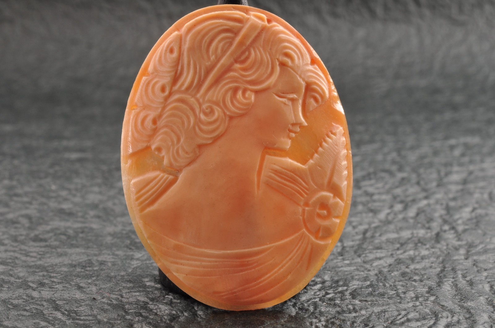 8 items , vintage shell cameo White and brown color (Total 157.5ct) with case.