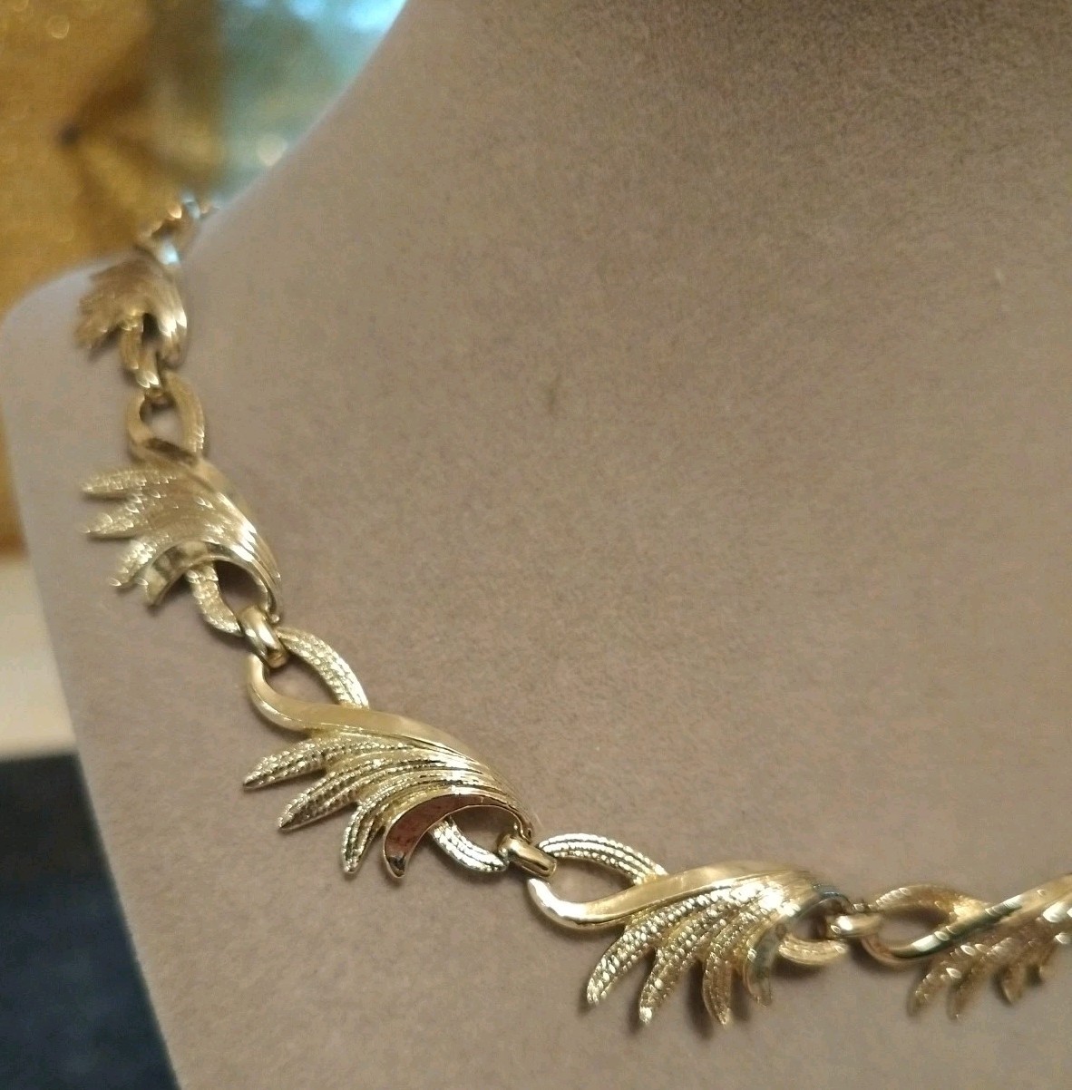 Vintage Coro Leaf Choker Necklace Light Bright Gold Tone 50s 12″-16″