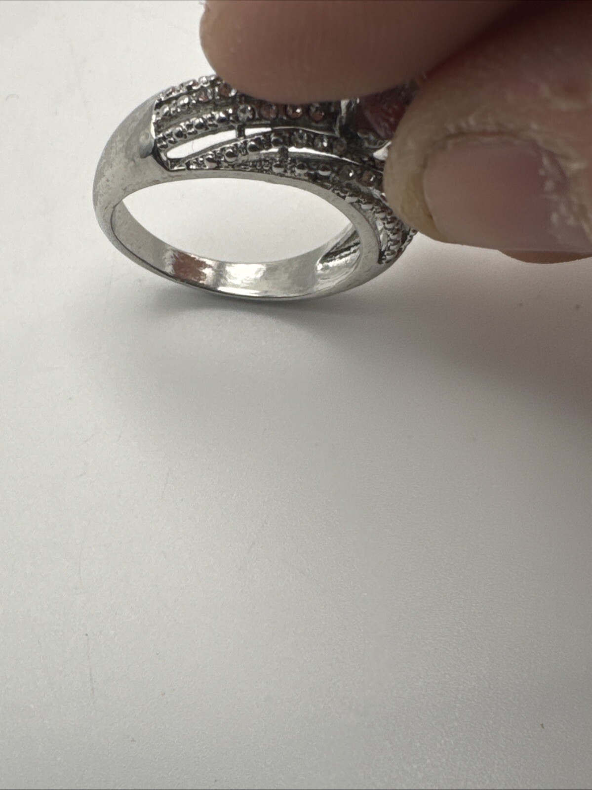 Jw1 Large Solitaire Gem With Smaller Gems Costume Fashion Ring Size 8.5 d47