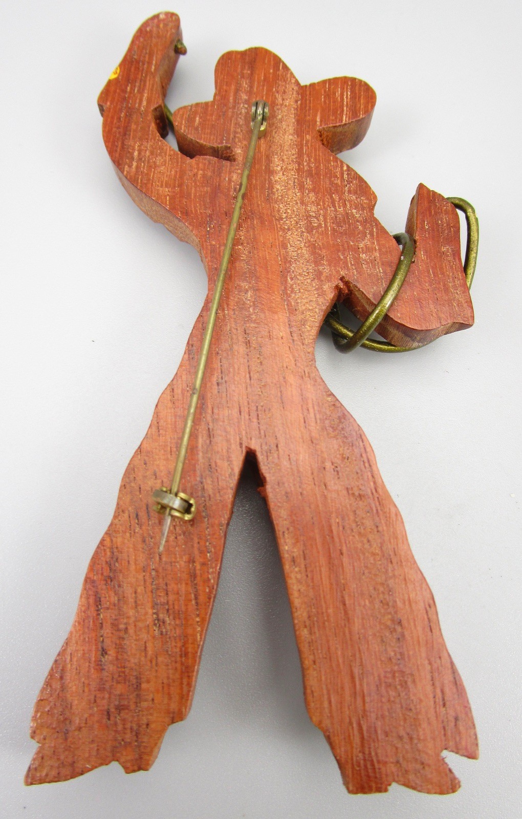 WONDERFUL VINTAGE 1940’S WOOD & LEATHER 4 1/4″ COWBOY W/ LASSO BROOCH PIN