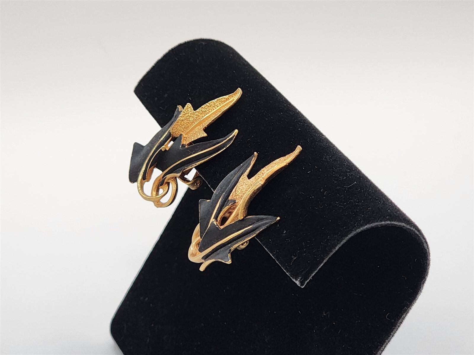 Vintage Mode Art Black & Gold Tone Leaf Bracelet, Brooch, Clip Earrings Set