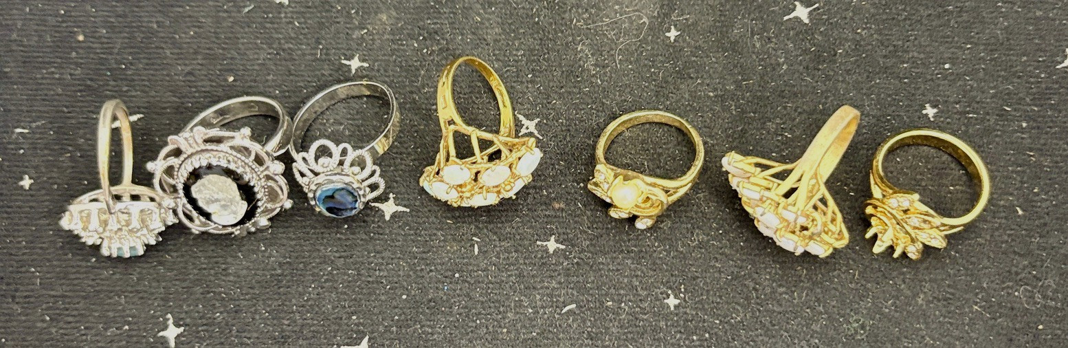 Vintage Lof Of 7 Fashion Rings Size 6.6-9 4-Gold Color 3-Silver Color All W/Gems