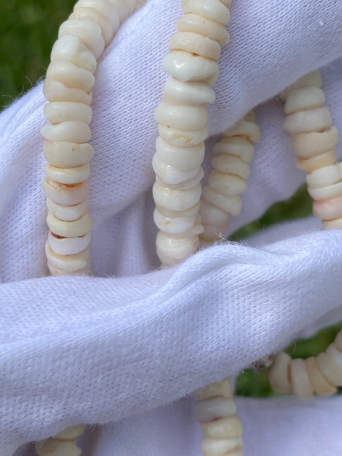 Vintage Hawaiian Surfer Puka Shell Bead Necklace Barrel Clasp 16.25 Inch 6.4mm