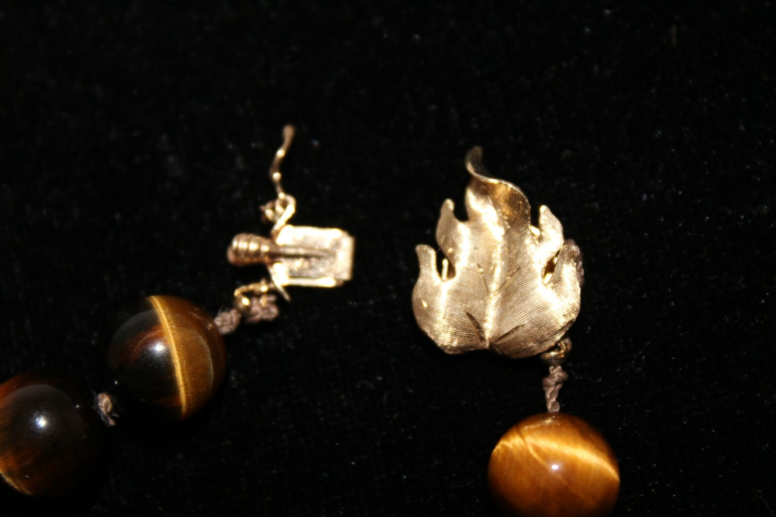 Vtg 14K Yellow Gold Leaf Tigers Eye Knotted Strand Necklace 17″ Slider 67gS