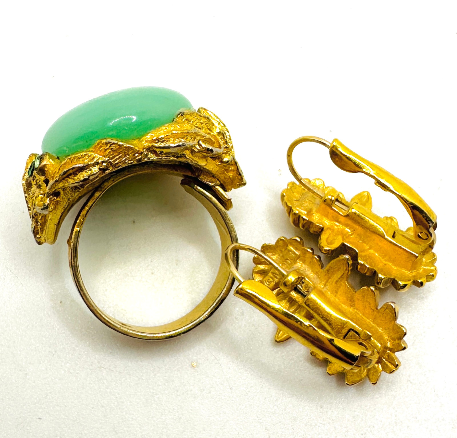 Vtg Matte Gold Tone Flower Daisy Monet Earrings & Green Faux Jade Cabochon Ring