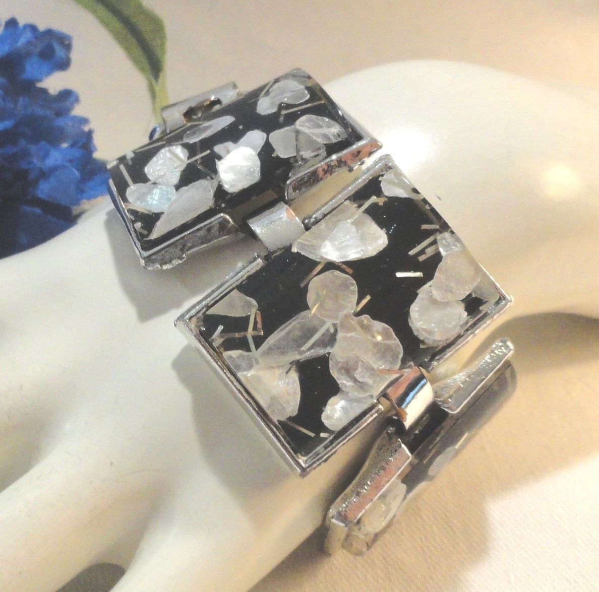 Vtg Chunky Lucite Confetti Bracelet Black White Gold