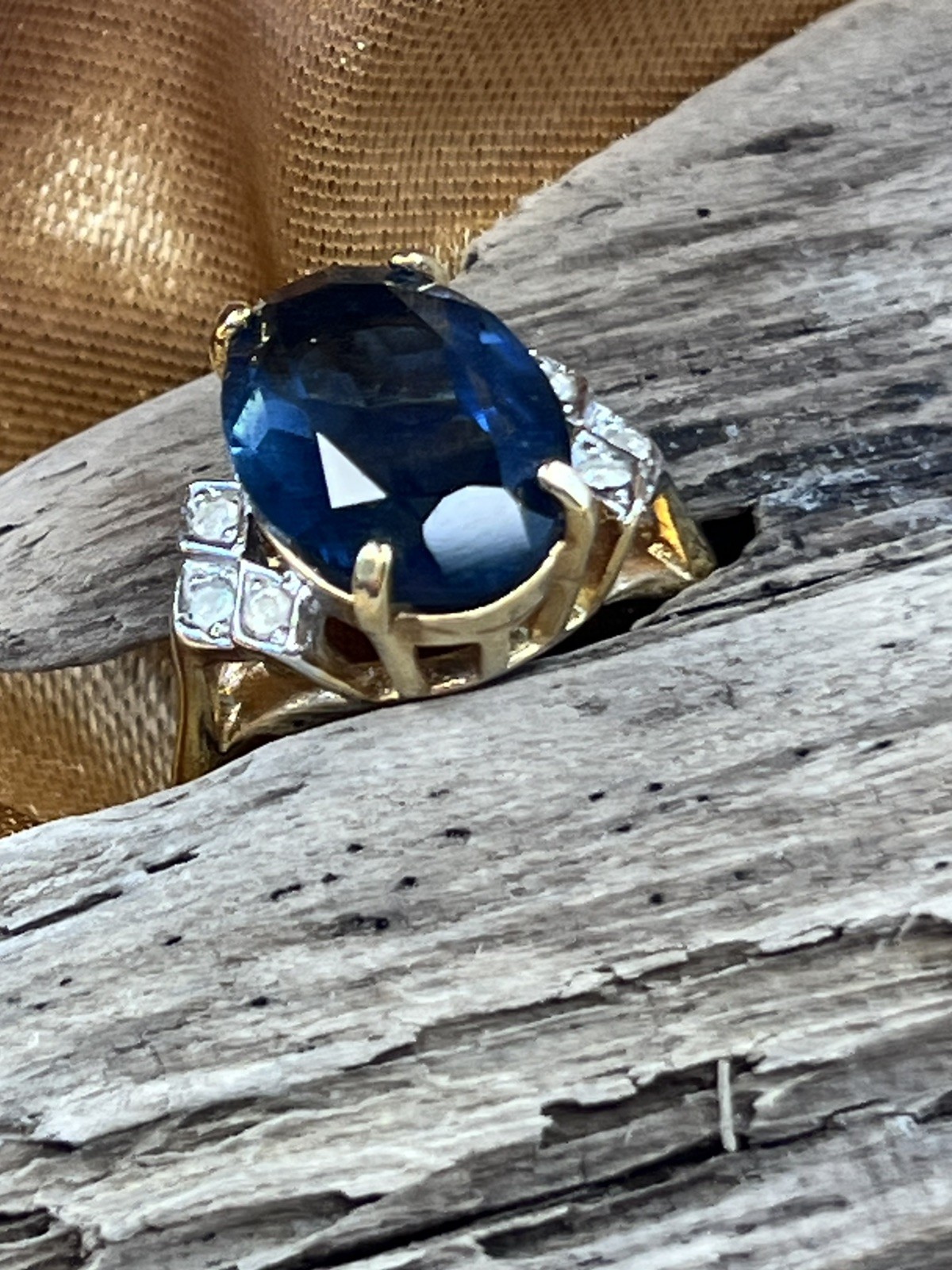 Vintage 18K HGE Gold-Tone Ring Blue Solitaire Stone W/Accents Size 6.5