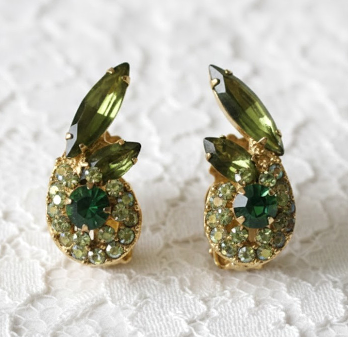 Vintage Juliana Rhinestone Clip On Earrings Green Pronged Navettes Gold Tone