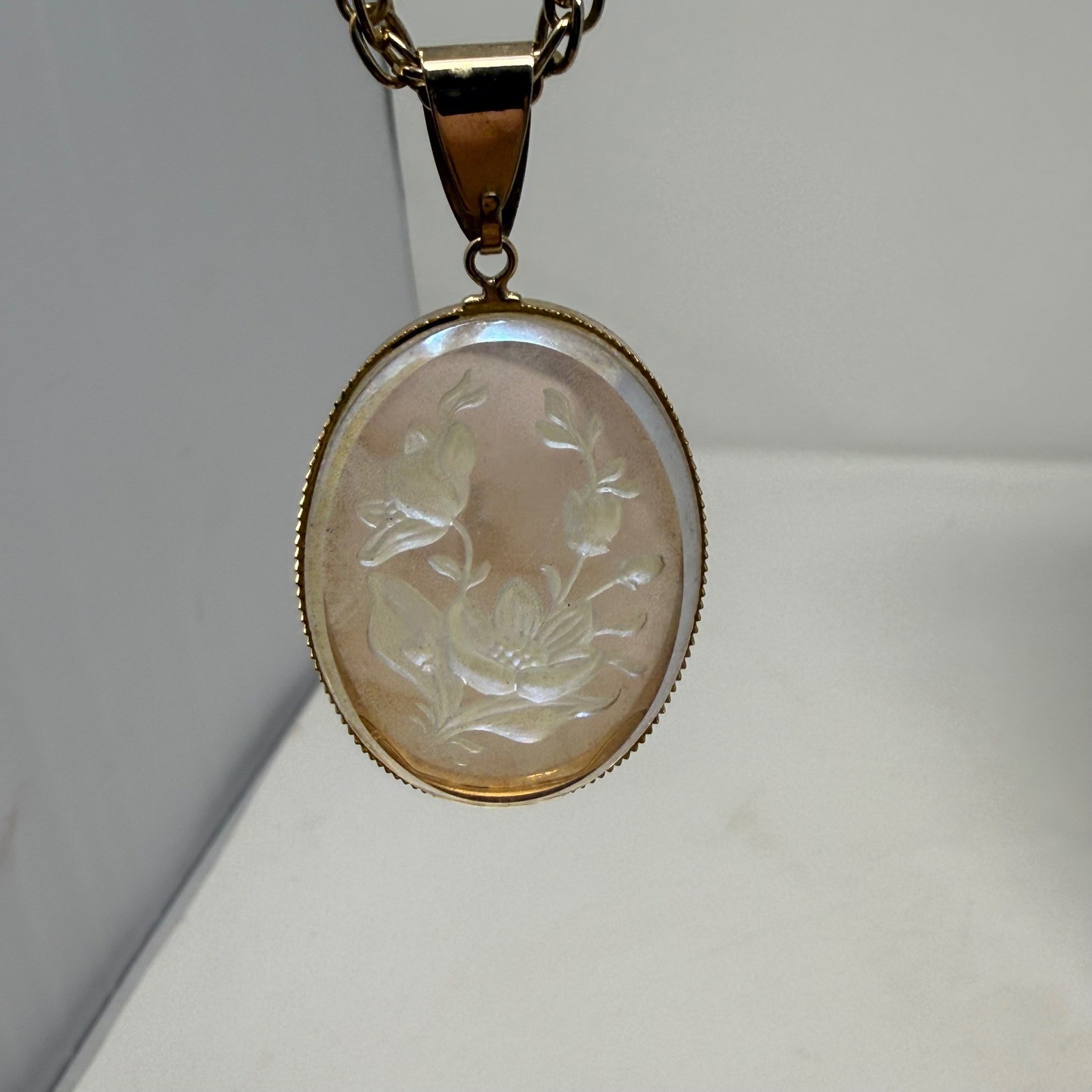 Vintage Gold Tone Floral Intaglio Pendant Necklace Oval Frosted Glass 24 Inch