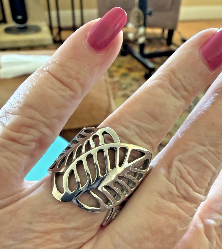 An Unusual & Unique Wide Silver Open Cutout Leaf Design Ring Size 8.5