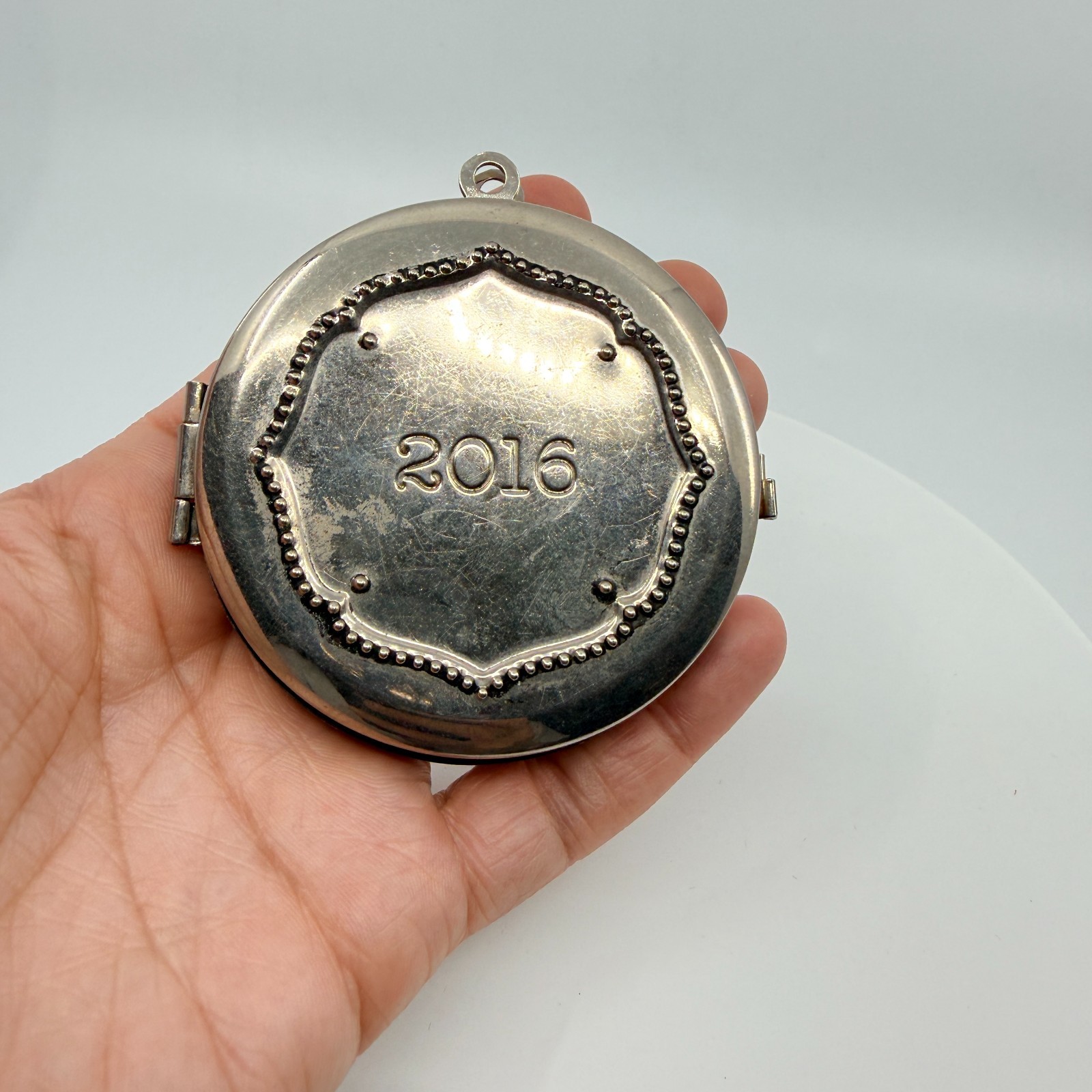 VTG Modern 2016 Commemorative Oversized Silver Tone Round Photo Locket Pendant
