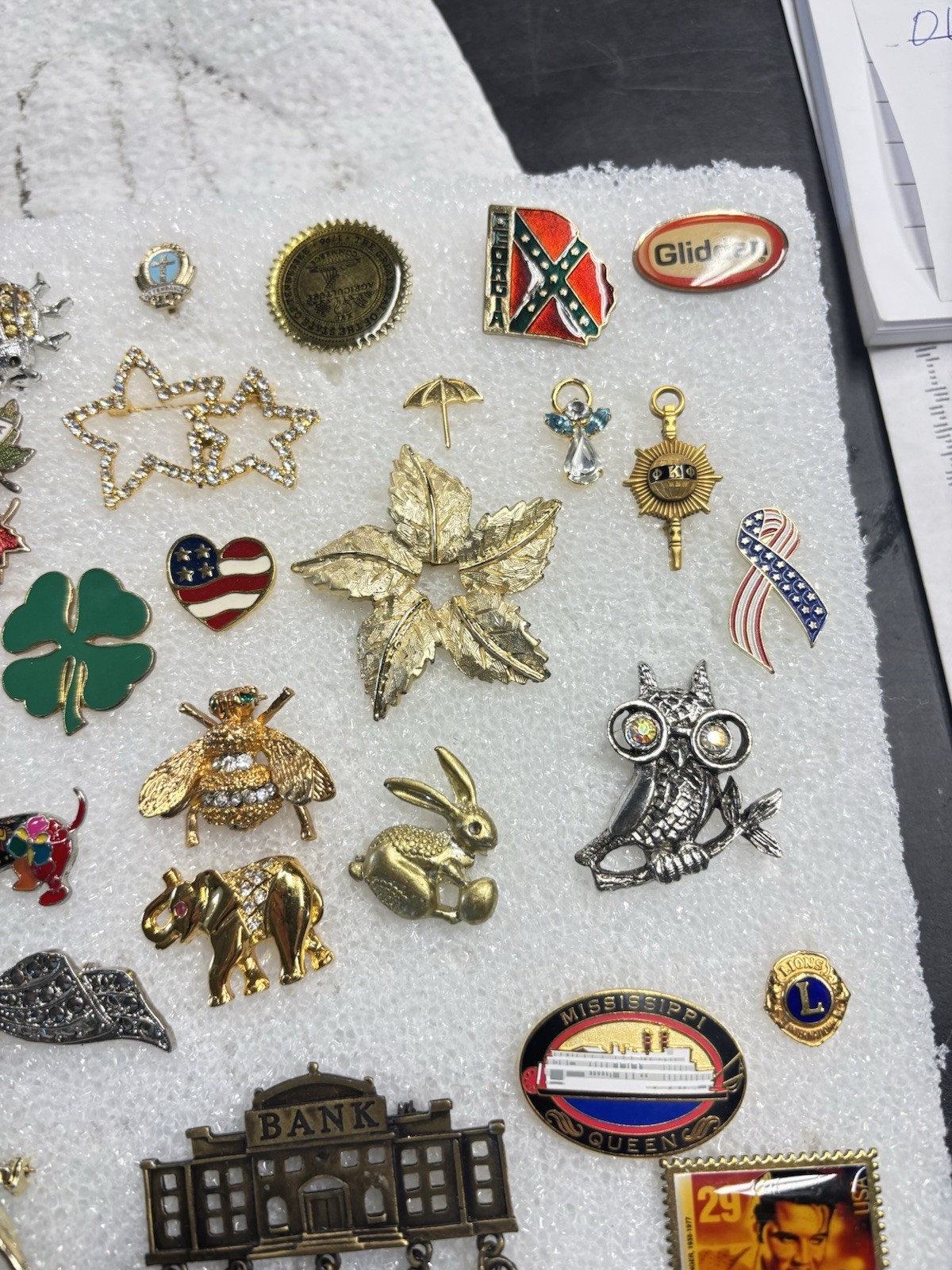 Estate Find Lot Of Assorted Pins/Brooches.
