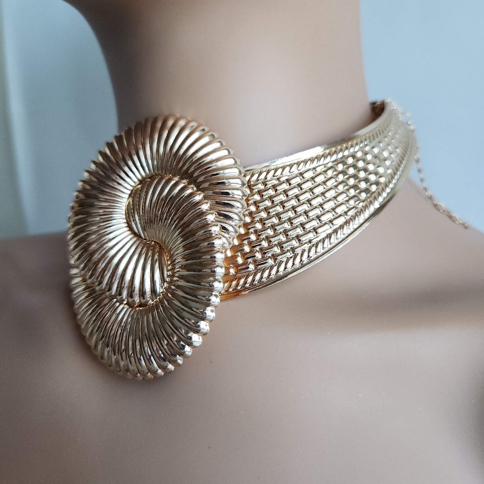 Gold Tone Collar Necklace Statement Knot Center Textured Choker 16–18”