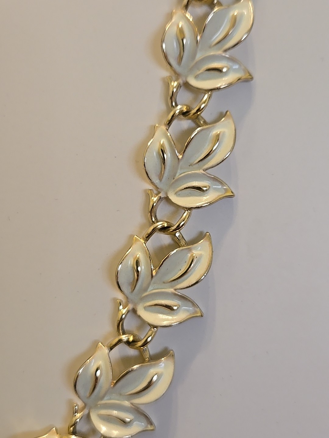 Coro Vintage White Enameled Leaves Necklace 17″