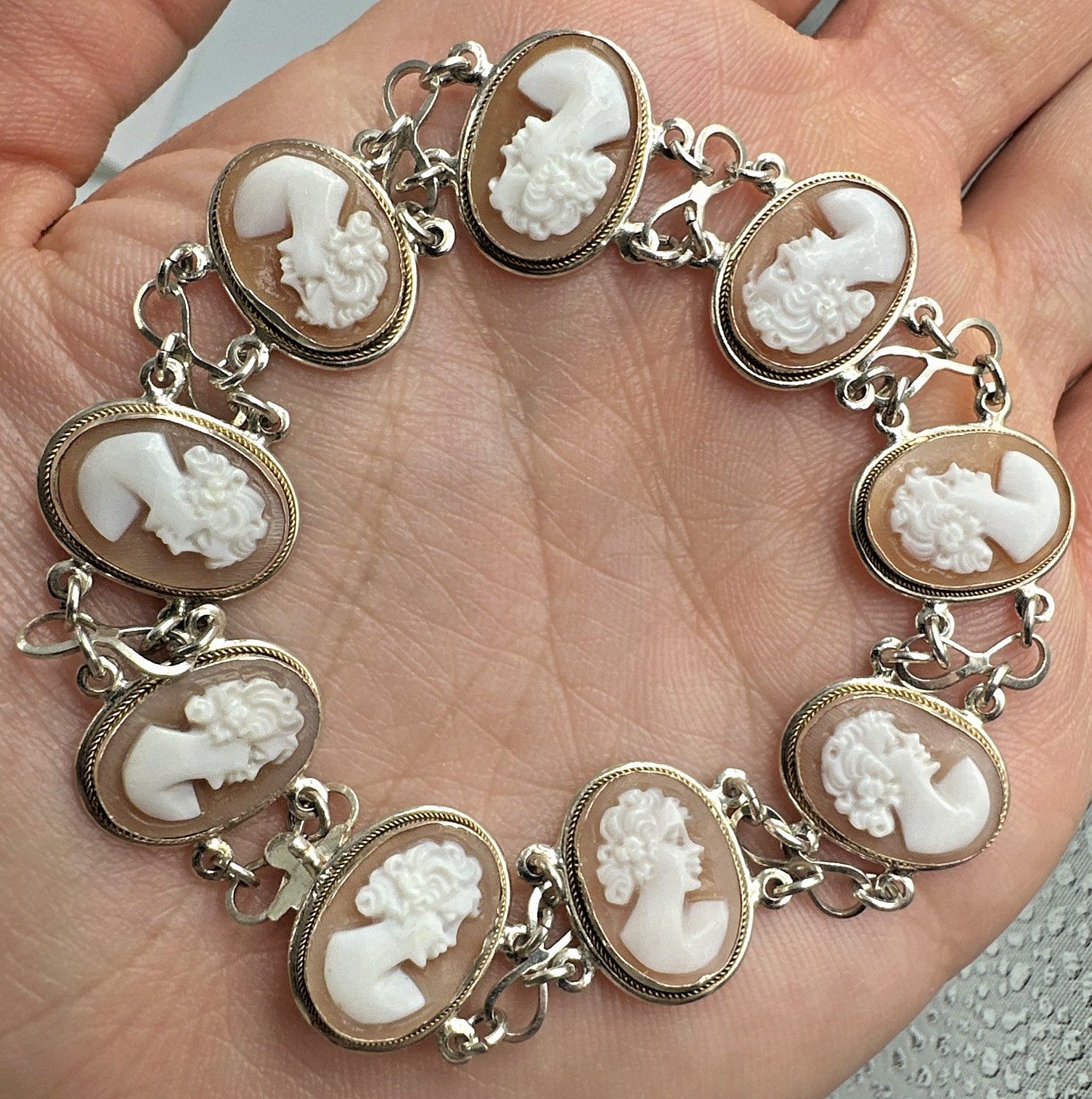 Vtg Stunning Cameo Shell Sterling Silver Bracelet 8″ 13.4g Made in Naples Italy