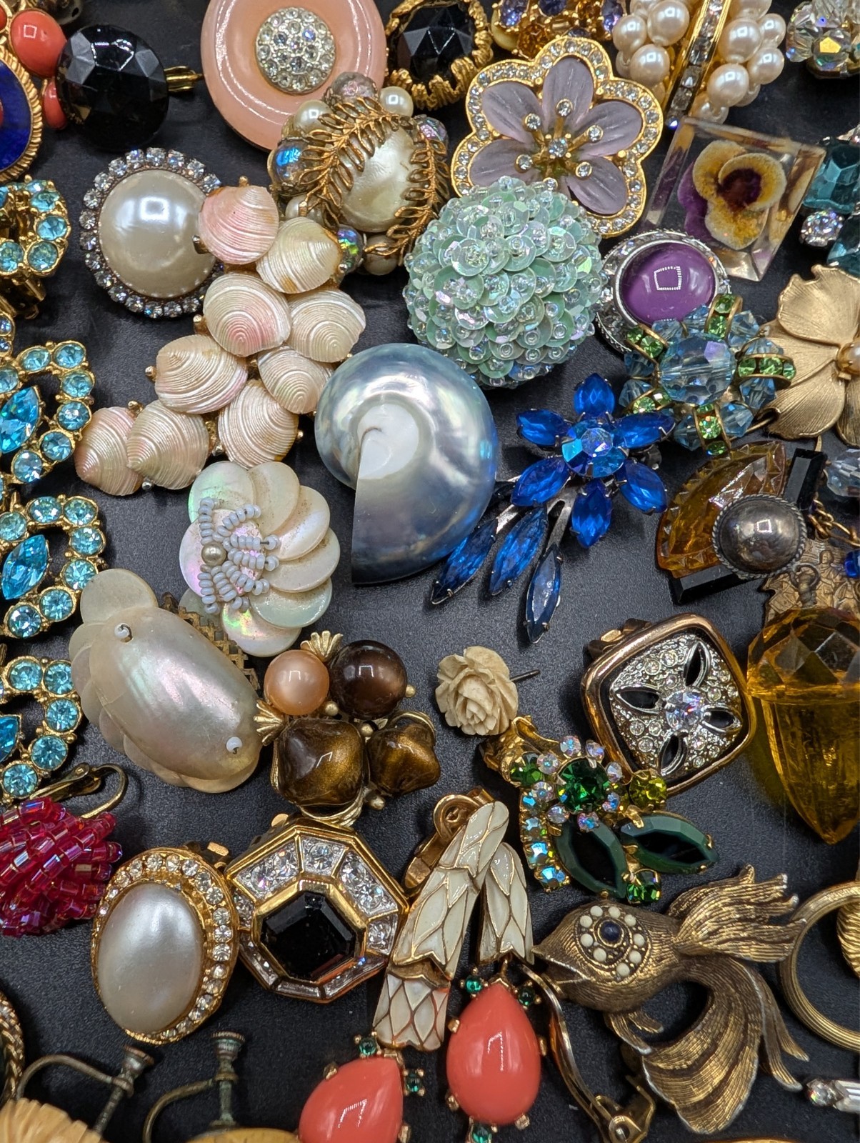 Large Lot of Vintage Singe Earrings For Crafts Aprox 2.5 lb