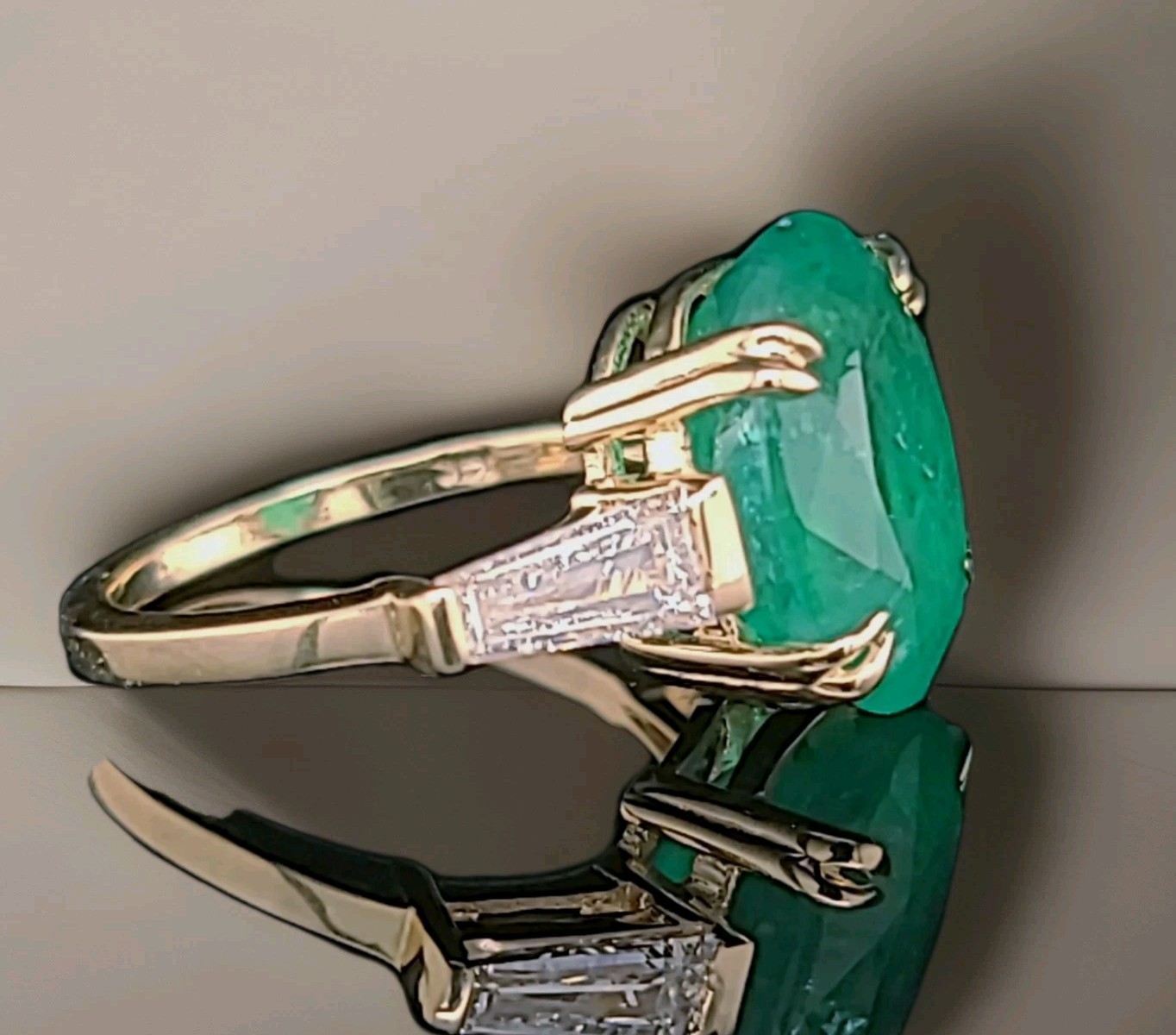 Vintage 14k Yellow Gold Engagement Ring 9.42CT.Natural Green Emerald Oval Shape