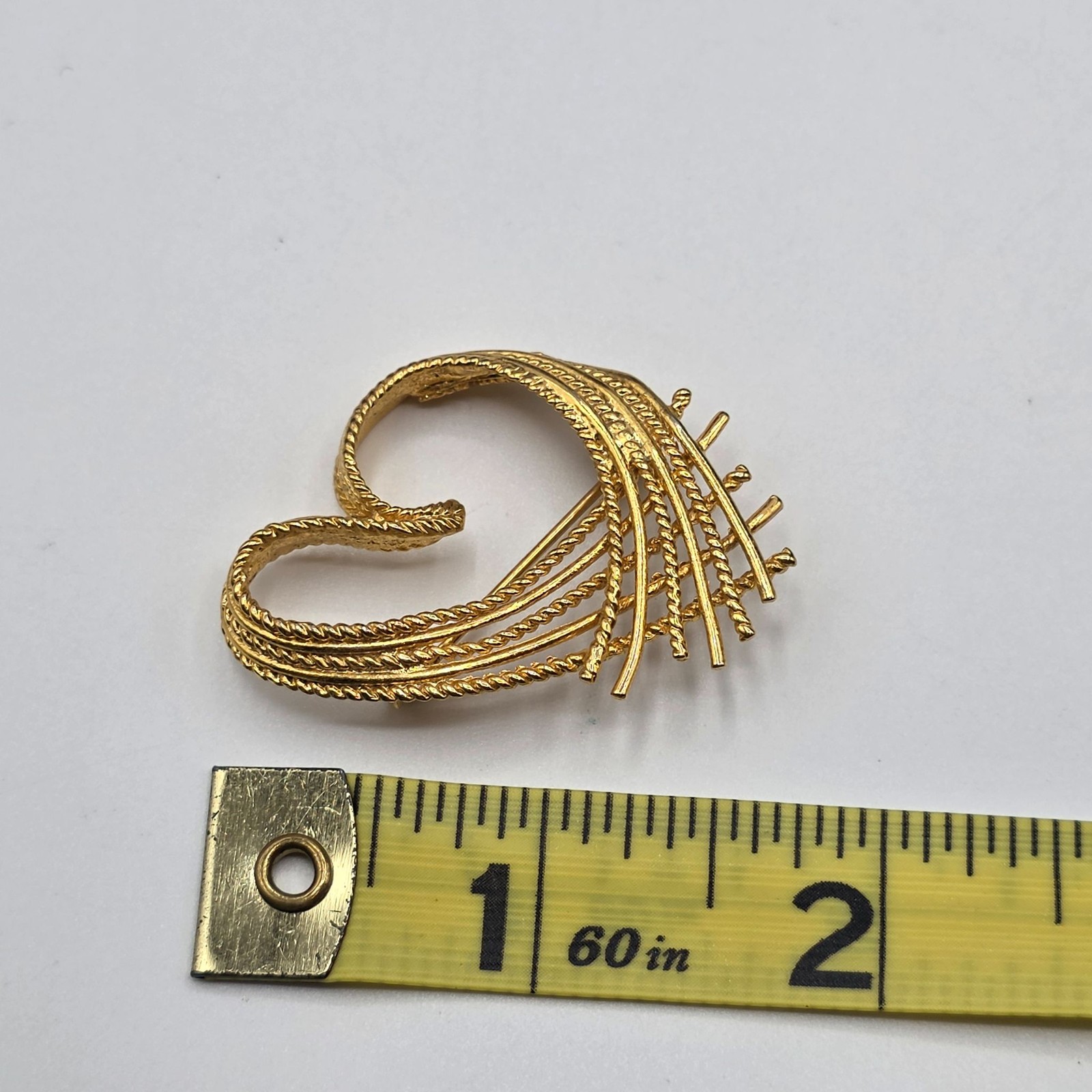 New View Brooch Gold Tone Heart Pin Designer Fashion Jewelry Textured Vintage