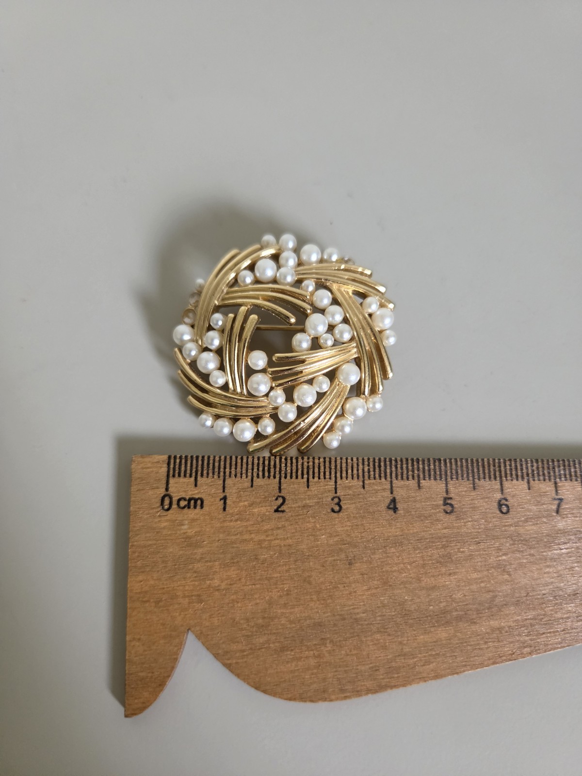 Vintage Crown Trifari Gold Tone Faux Pearl Woven Basket Weave Wreath Brooch READ
