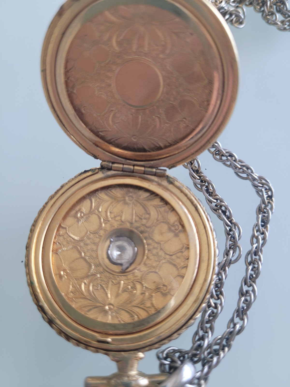 Vintage Napier © Gold Plate Photo Locket Pendant with Chain – Ornate