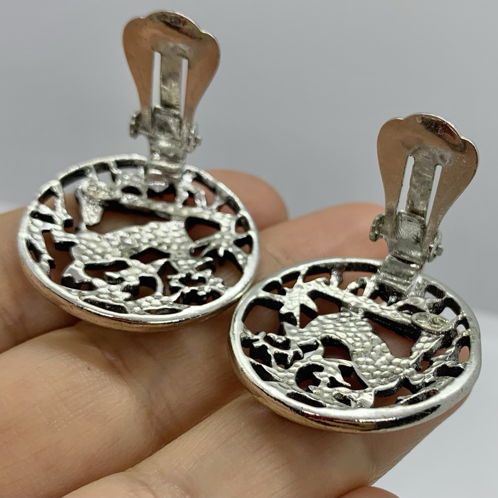 Vtg Sarah Coventry Deer Silver Tn Openwork Filigree Earrings Huggie Clip Scenery