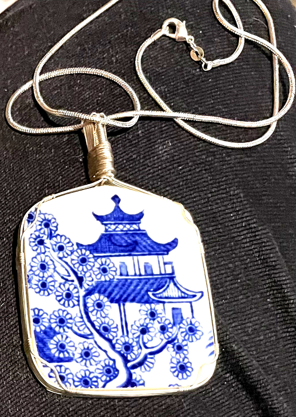 Vtg 1990s Broken Blue Willow China & Sterling 2.5″ Pagoda Pendant 22″ Necklace