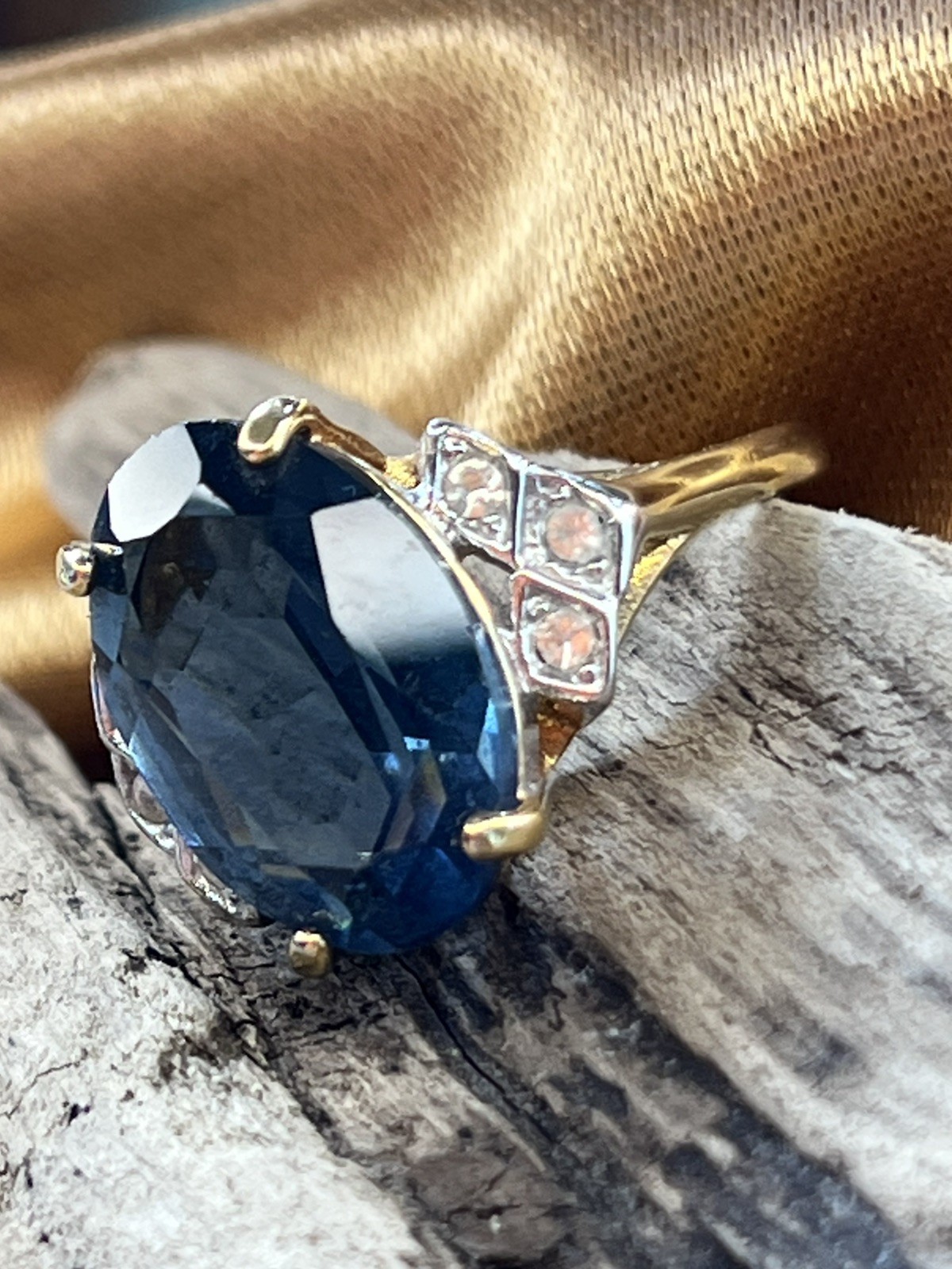 Vintage 18K HGE Gold-Tone Ring Blue Solitaire Stone W/Accents Size 6.5