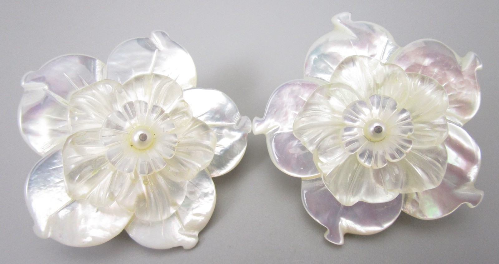 BEAUTIFUL LARGE 1 5/8″ CARVED MOTHER OF PEARL FLOWER CLIP ON EARRINGS