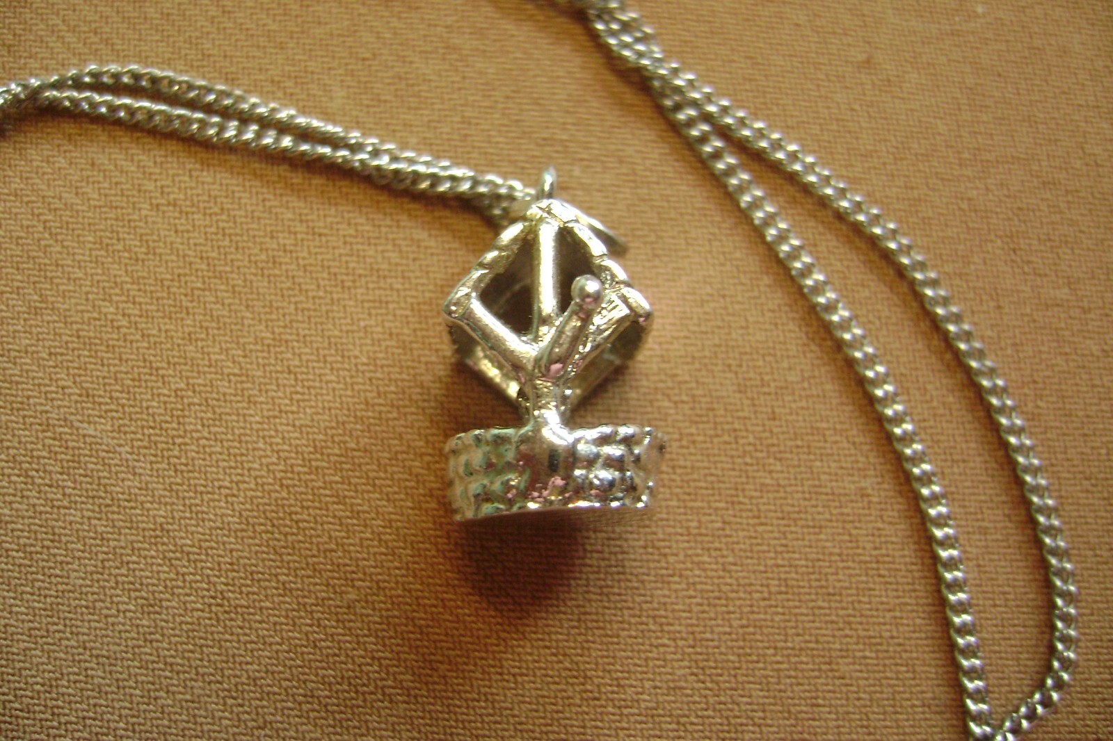 VINTAGE WISHING WELL GOOD LUCK SILVER TONE CHAIN CHARM PENDANT NECKLACE!!!