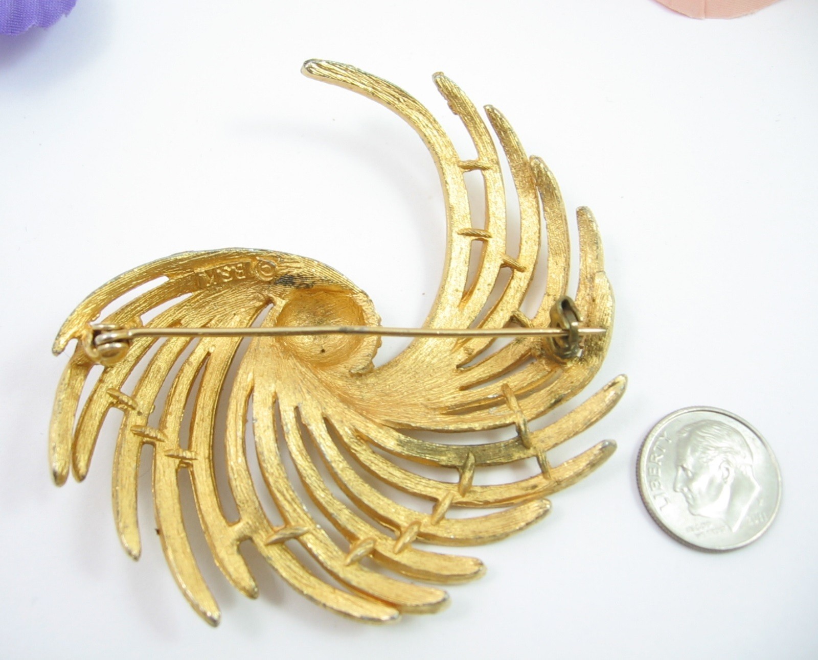BSK SPIRAL SWIRL Leaf Frond Leafy Plant Brooch Vintage Pin GOLDTONE 2 1/2″ Sign