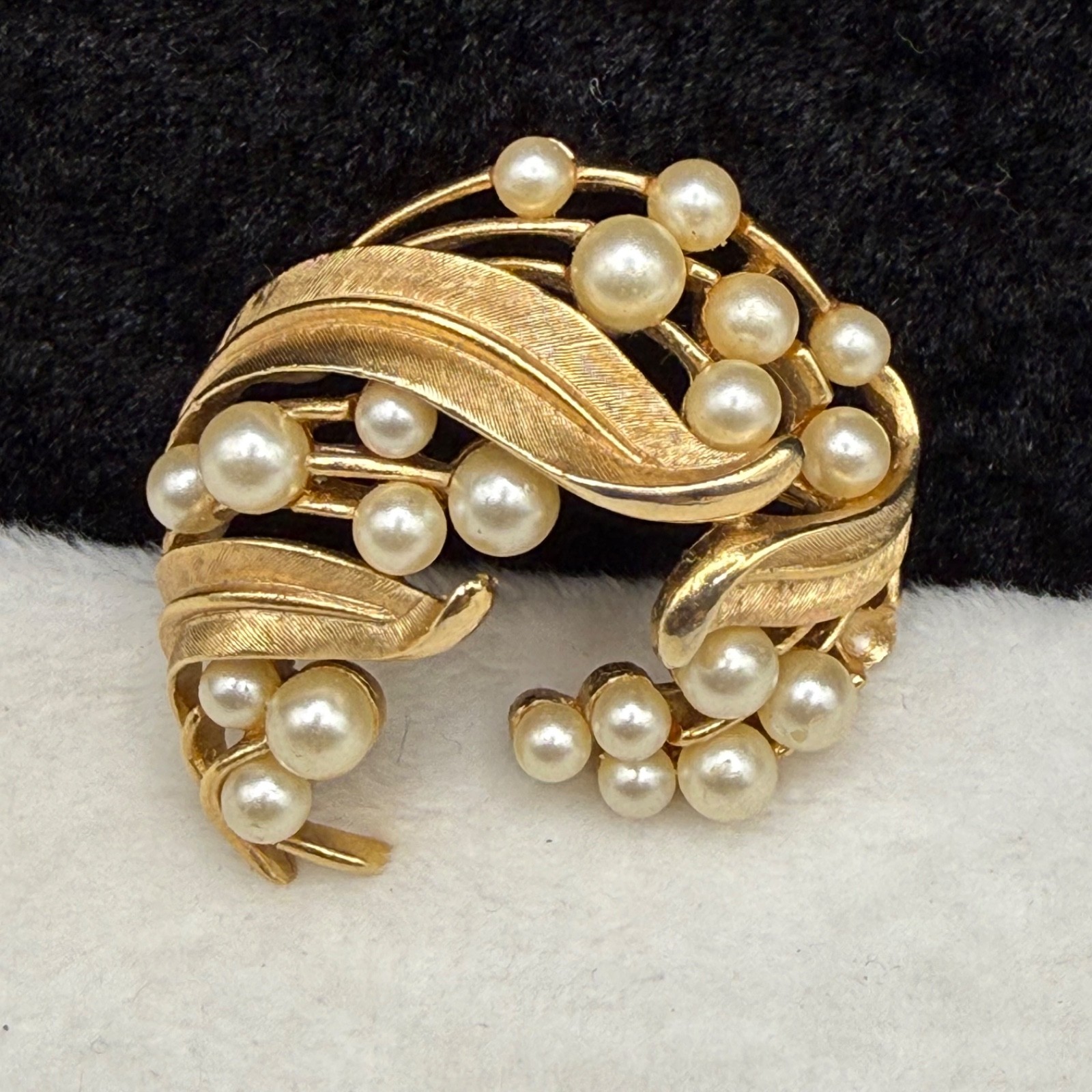 Vintage Trifari Textured Leaf Brooch Gold Tone Imitation Pearl Cluster Signed