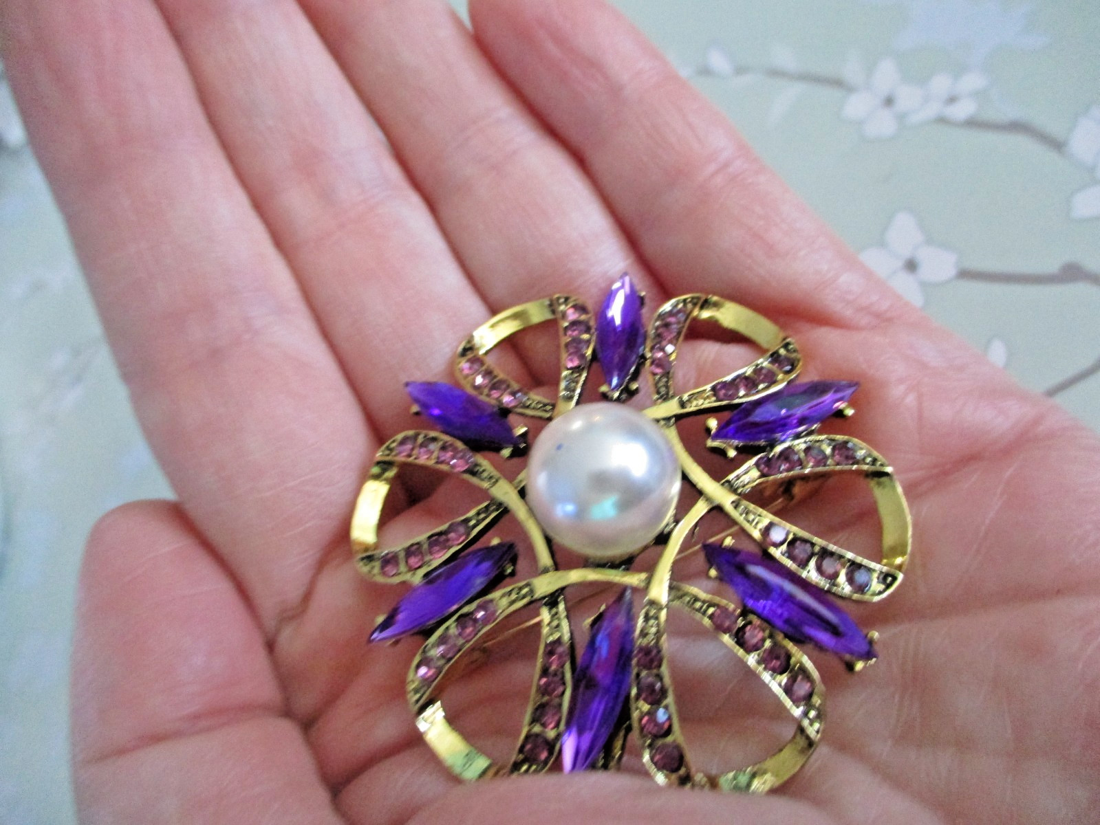Beautiful Gold Tone Brooch with Purple Zircons and a Faux Pearl