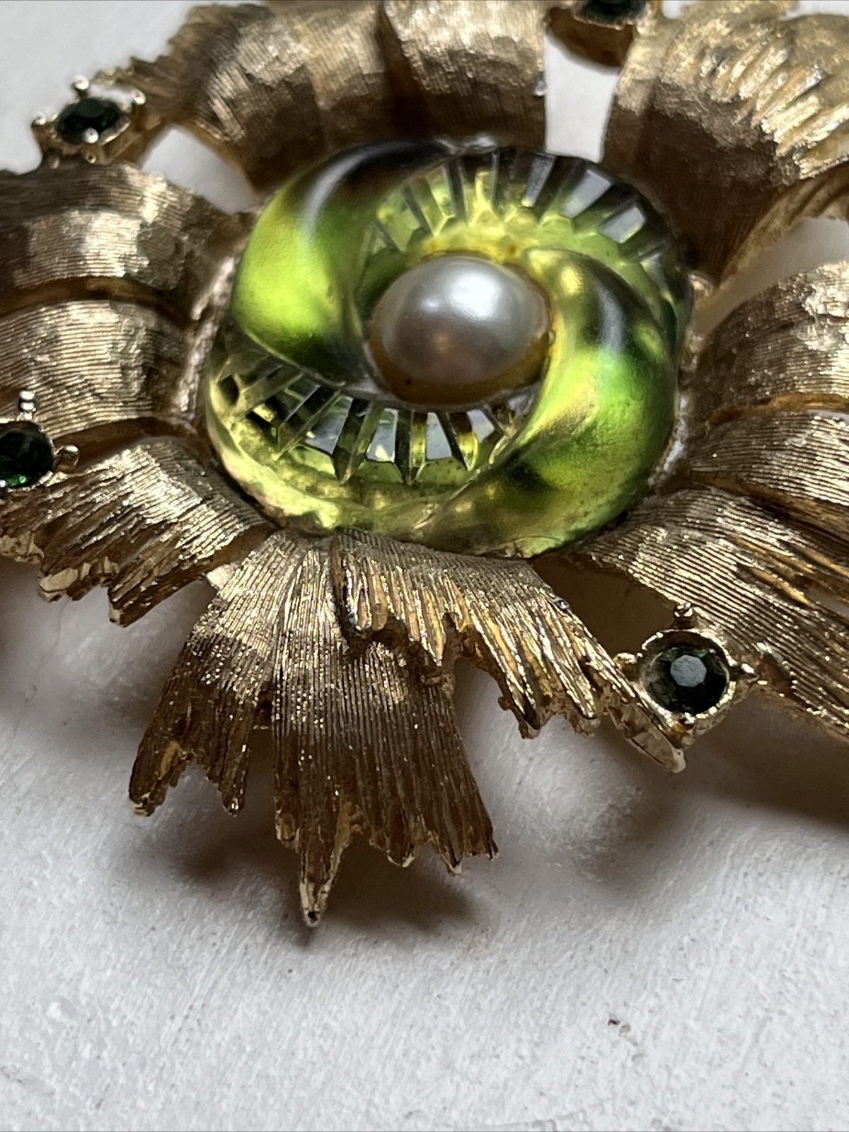 Rare Vintage EDLEE Green Art Glass Pearl Rhinestone Chunky Gold Tone Brooch 1947