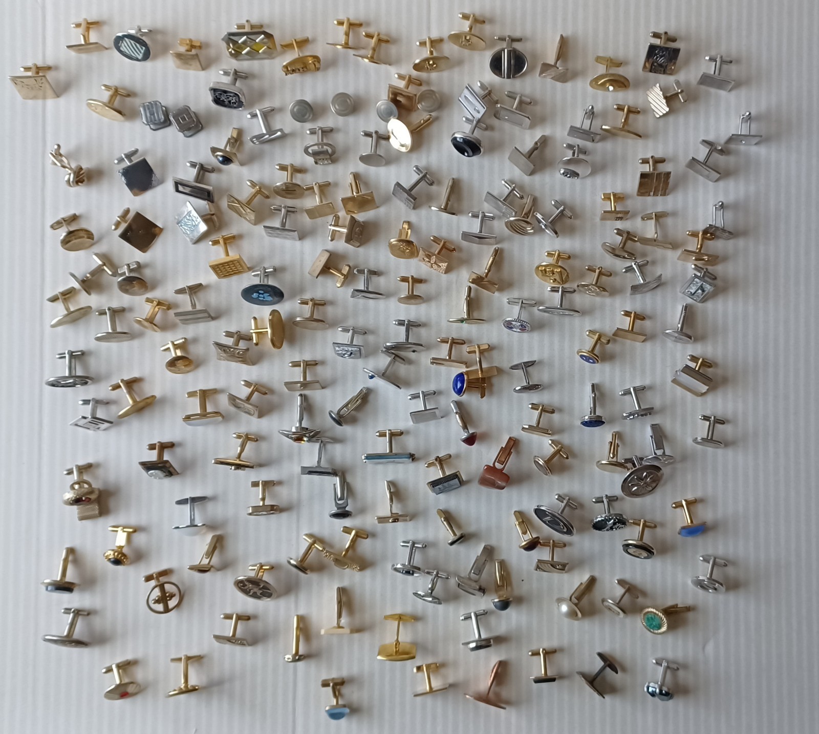 Lot 160 VTG Single Cufflinks Mixed Styles Tones Repurpose Jewelry Some Wear