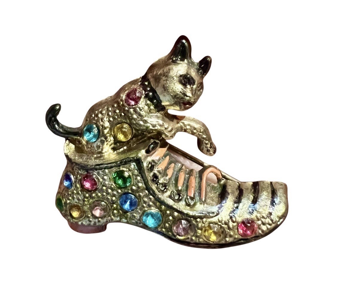 Fun Little Nemo L/N Signed Cat Playing In Shoe Rhinestone Pin