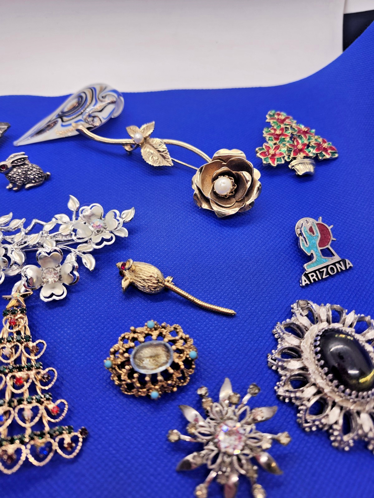VTG Brooch & Lapel Pin Jewelry Lot Mixed Rhinestone Floral Bird Rabbit Mouse 15+