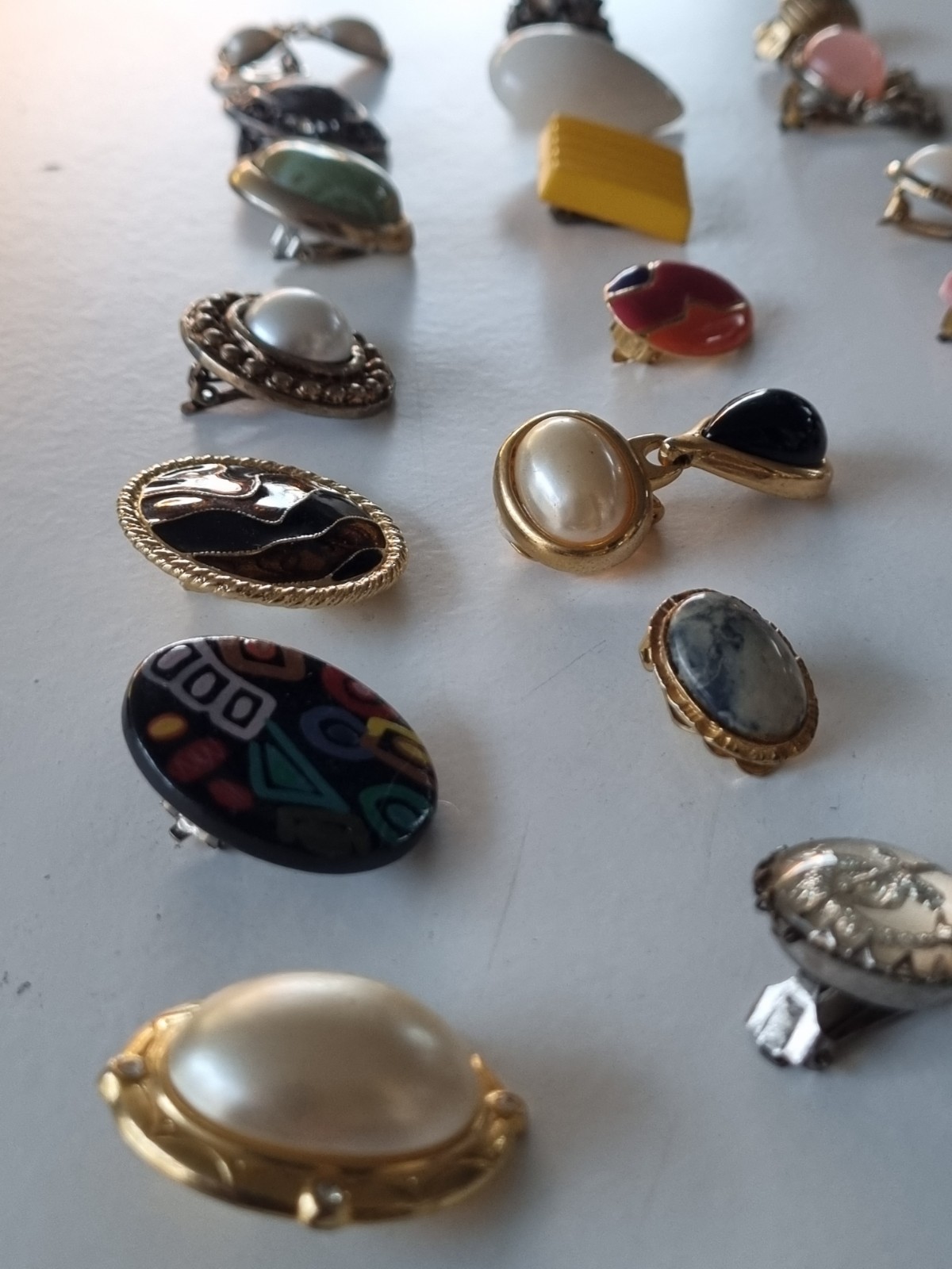 BULK LOT SINGLE GENUINE VINTAGE Some Signed & ENAMEL RETRO ODD EARRINGS #77