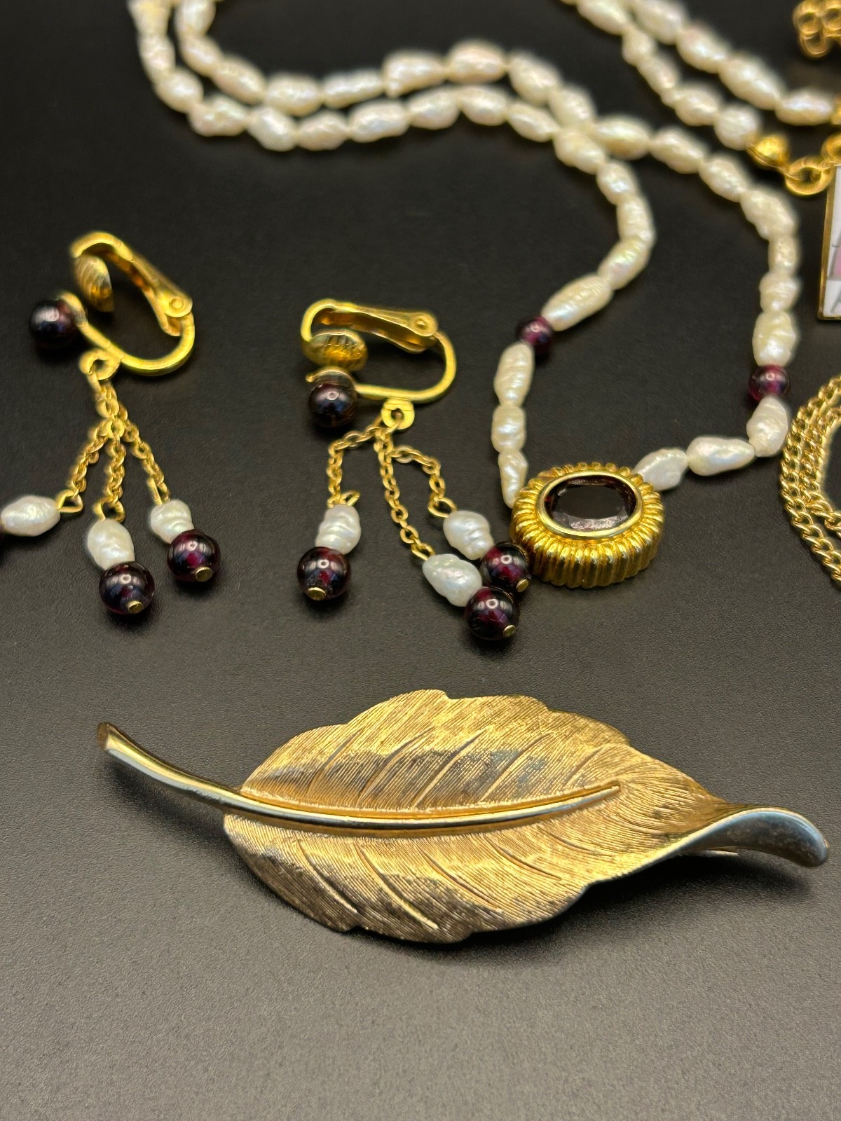 Vintage Avon Gold Tone Jewelry Lot President’s Club 1984 Necklace Brooch Pins
